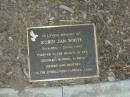 Robin Jan WHITE,
3-1-1960 - 30-11-2002,
remembered by chidren, mother, father, sisters & brother;
Mudgeeraba cemetery, City of Gold Coast