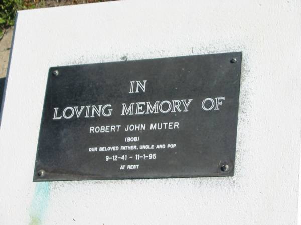 Robert John (Bob) HUNTER,  | father uncle pop,  | 9-12-41 - 11-1-95;  | Pimpama Island cemetery, Gold Coast  | 